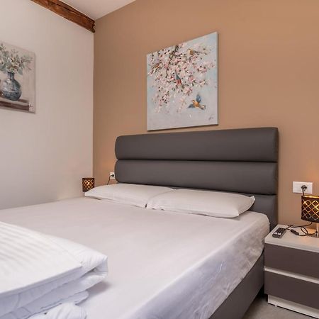 Aaa Apartments & Rooms With Free Parking Póla Kültér fotó